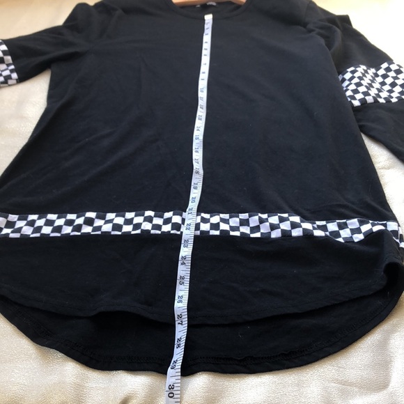 Medium mens black checkered long sleeve curved hem t shirt - Picture 5 of 6